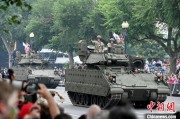 梦见蜗牛美国纪念陆军成立250周年阅兵仪式在华盛顿举行